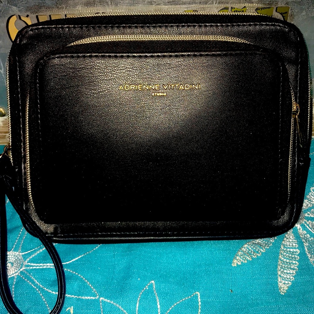 Adrienne Vittadini charging clutch